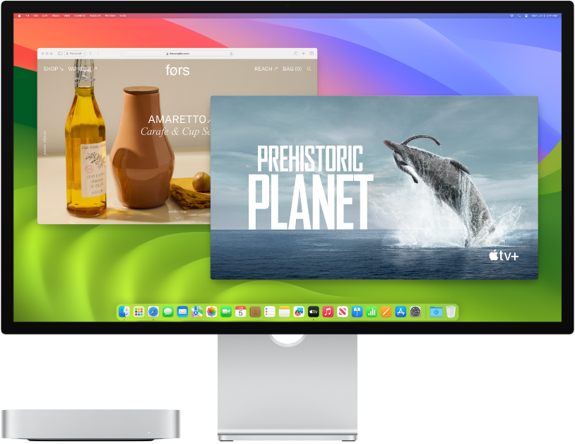 جهاز Mac mini بجوار شاشة عرض.
