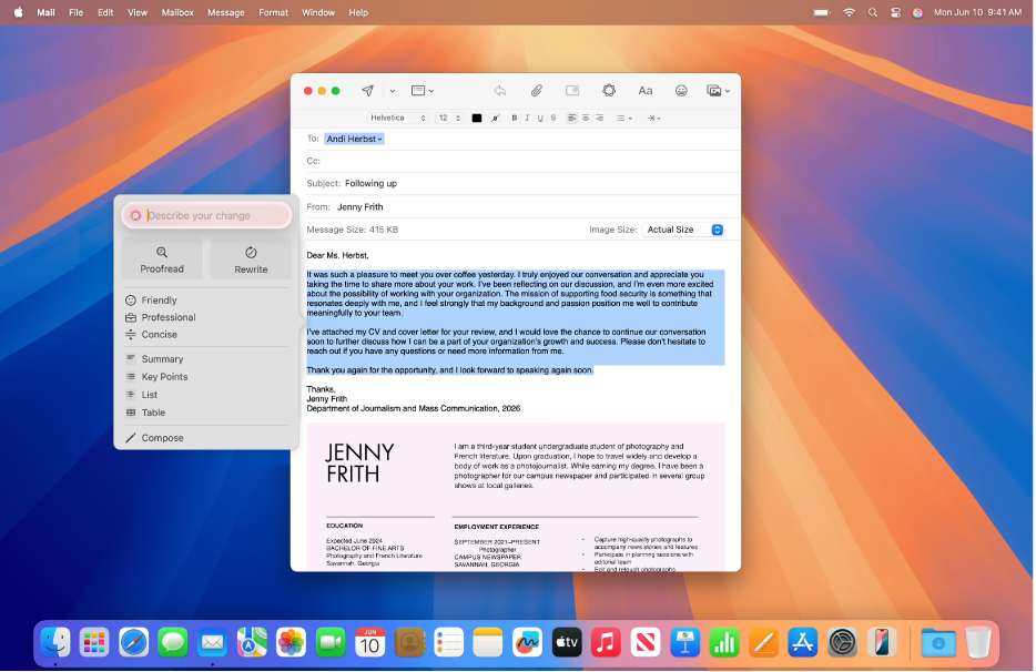 نافذة تطبيق البريد على جهاز Mac تعرض نصًا محددًا في بريد إلكتروني مع فتح مربع حوار أدوات الكتابة. يحتوي مربع حوار أدوات الكتابة على حقل "صِف التغيير" في الجزء العلوي، ثم يظهر زري مراجعة وإعادة الكتابة في الأسفل. يمكنك اختيار نغمة ودية أو احترافية أو مختصرة أسفل ذلك، ويوجد في الأسفل الأزرار "ملخص" و"نقاط رئيسية" و"جدول" و"قائمة".